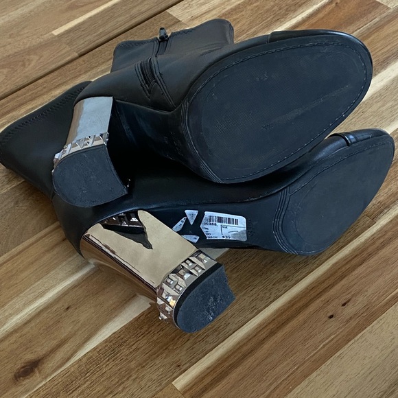 Guess Mid Calf Black Patent Leather Boots - Picture 3 of 4